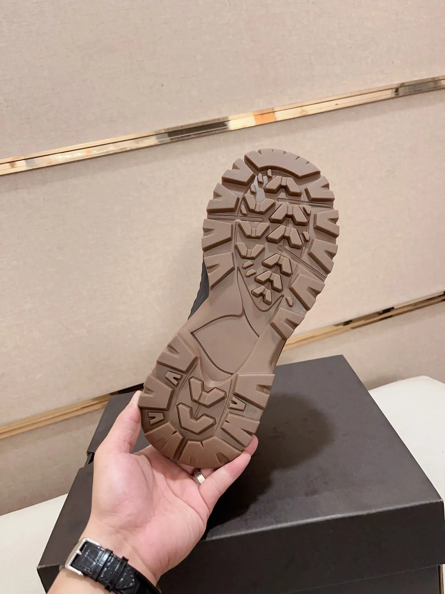 Factory Price: 360 Men's Men's Shoes💰North American Men's Shoes Ugg ☃️In the special sale of new high-quality men's shoes snow boots in autumn and winter, the nemesis of extreme cold weather! Made of cowhide leather, merino wool lining, and original outsole, whether driving, outdoor or daily wear, there is always one that suits you! Code number 39-44